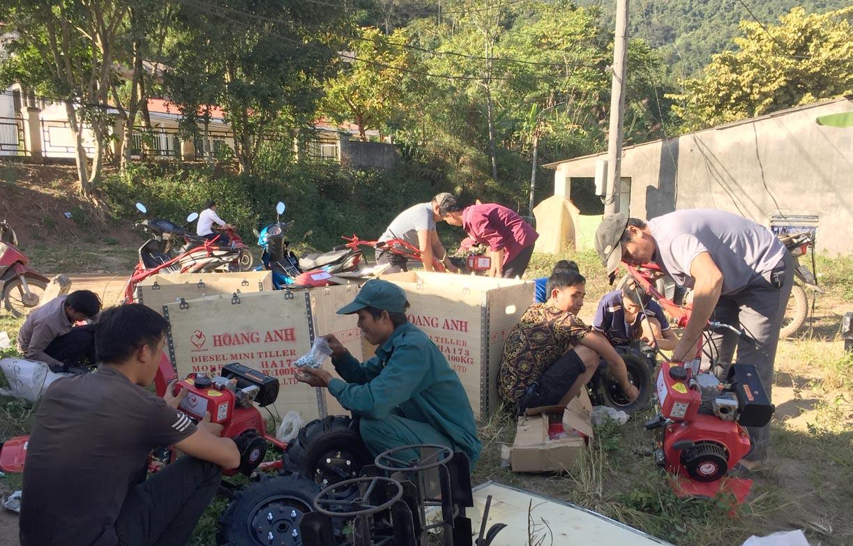 Nhân dân xã Nậm Sỏ (huyện Tân Uyên) nhận máy xới đất mini được hỗ trợ.